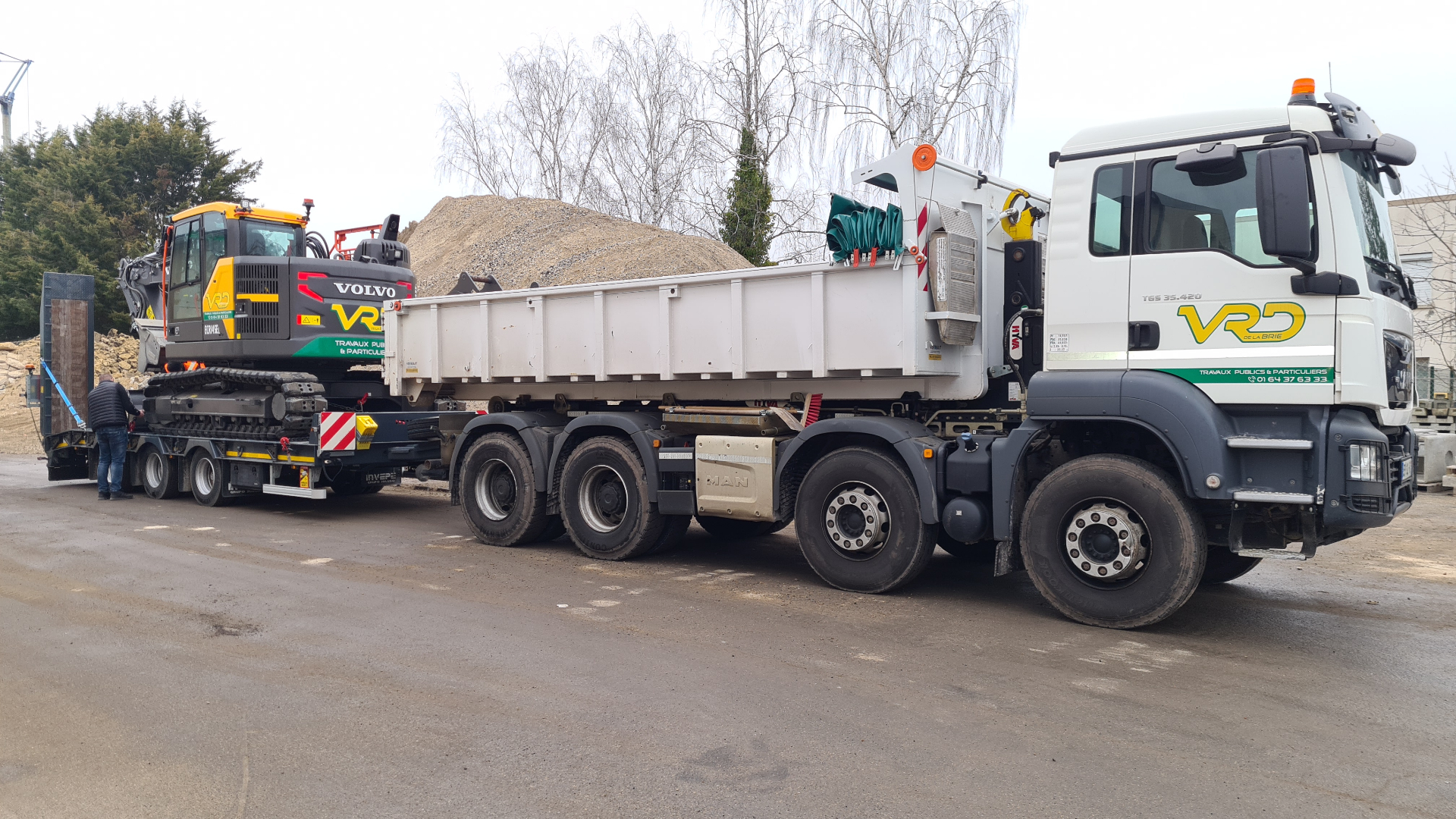 Camion benne MAN et pelle Volvo VRD de la Brie sur porte-engins